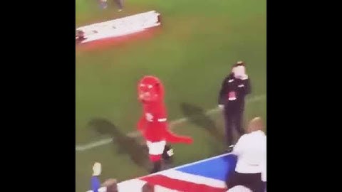 Fred Trolling Leeds | Fred the red taking the p*ss out of Leeds United fans vs Manchester United FC