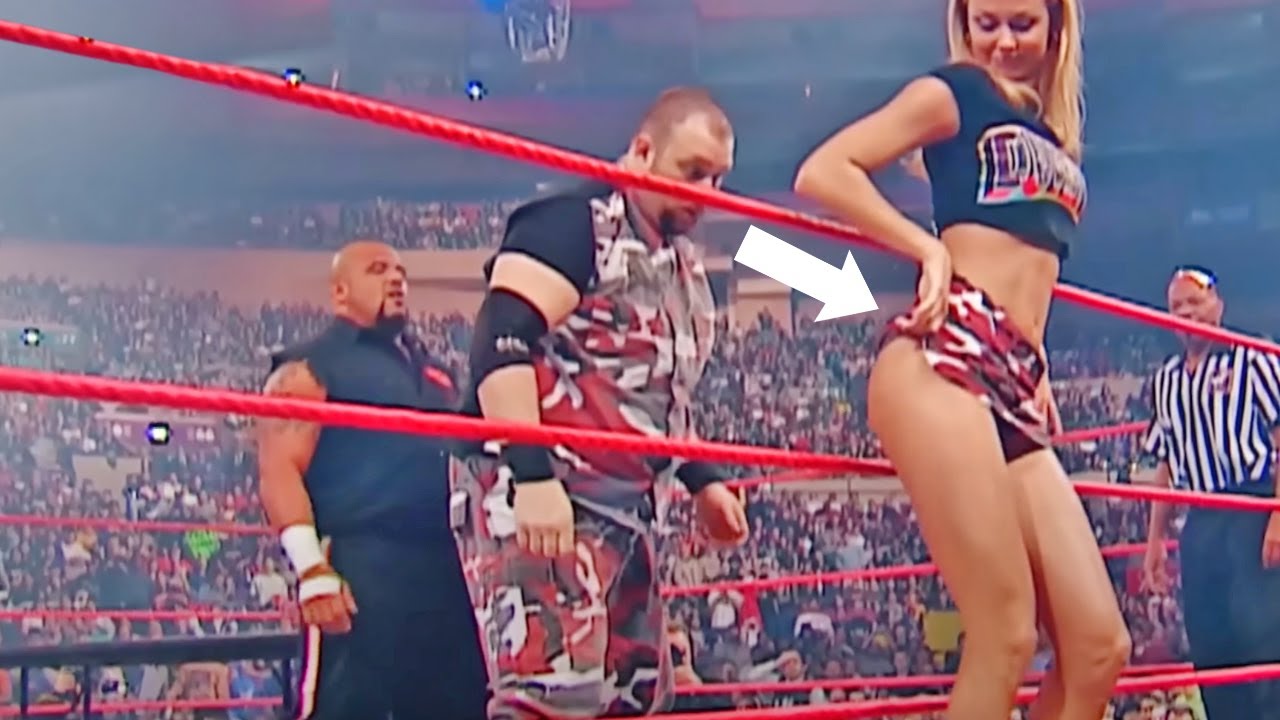 10 Genius Ways WWE Wrestlers Distracted Their Opponent
