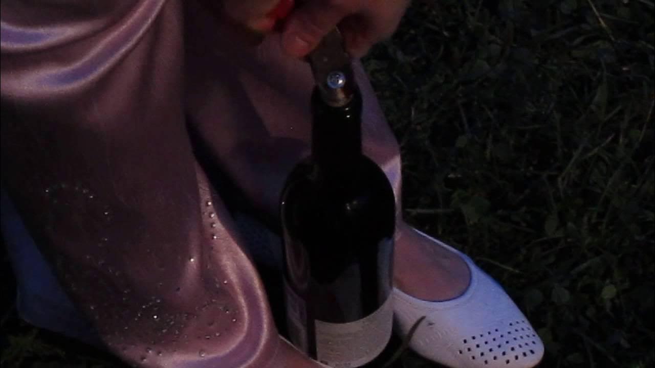 девушка с бутылкой. девушка с бутылкой шампанского. вставили бутылку. вставили бутылку. вставление бутылки.