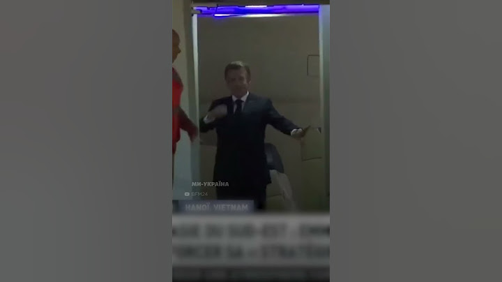 ОЦЕ ТАК ОТРИМАВ. Дружина МАКРОН дала президенту Франції ЛЯПАСА на публіці