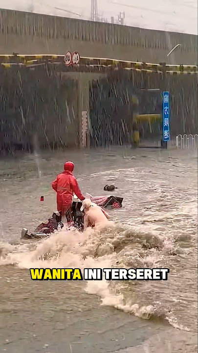 Detik Menegangkan! Wanita Hampir Terseret Banjir Deras #BanjirDeras #NyarisTerseret #MomenMencekam