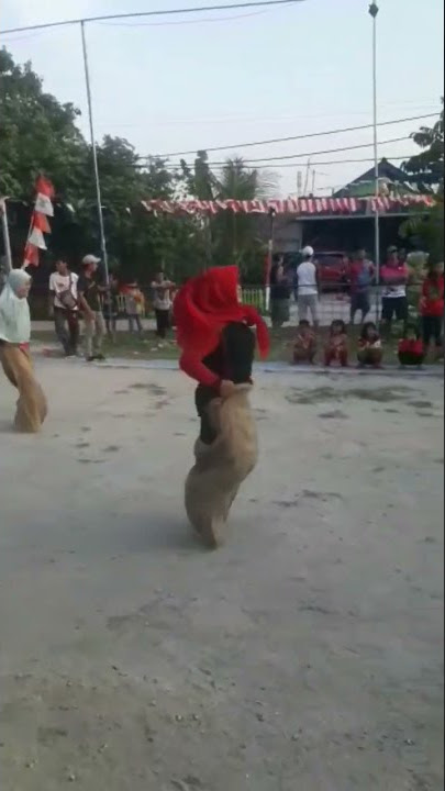 Balap karung emak emak