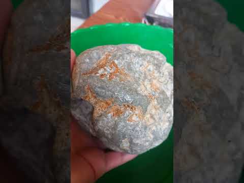 حجر ضخم جميل لون رمادي الوزن ١٥٠٠ غرام تقريبا