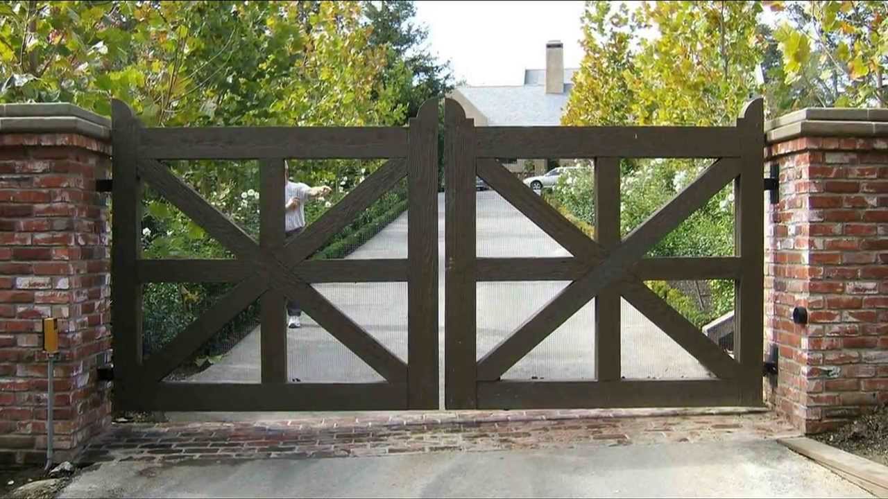 Четверо ворот. Деревянные ворота. Распашные ворота из дерева. Деревянные ворота с калиткой. Легкие деревянные ворота.