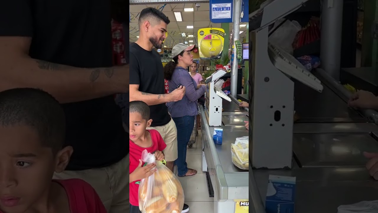 Ela estava deixando algumas coisas , cheguei na hora certa