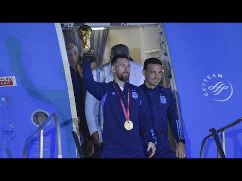 شاهد: المنتخب الأرجنتيني يصل بلاده وميسي ينزل من الطائرة رافعاً الكأس…
