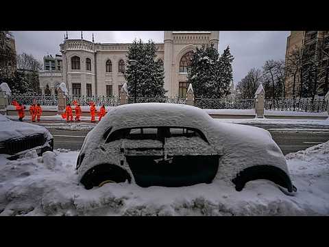 Heavy autumn snow paralyses roads in Russia’s Far East