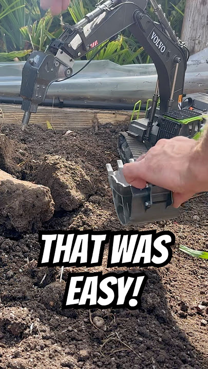 HUINA 1593 RC EXCAVATOR QUICK CONNECT MAKES CHANGING ATTACHMENTS EASY #shorts #huina1593 #excavator