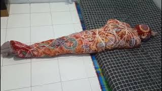 Dibungkus kain jarik