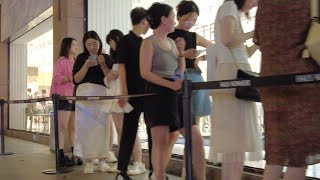 Beauties line up to take pictures in this store Stunners Girls  | 美女们排队到这个商店里拍照 尤物 女孩 短裙美腿 学生妹 街拍