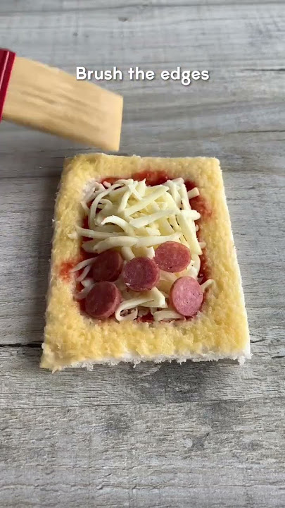 The easiest pizza snack ever! #easyrecipe #pizza #airfryer