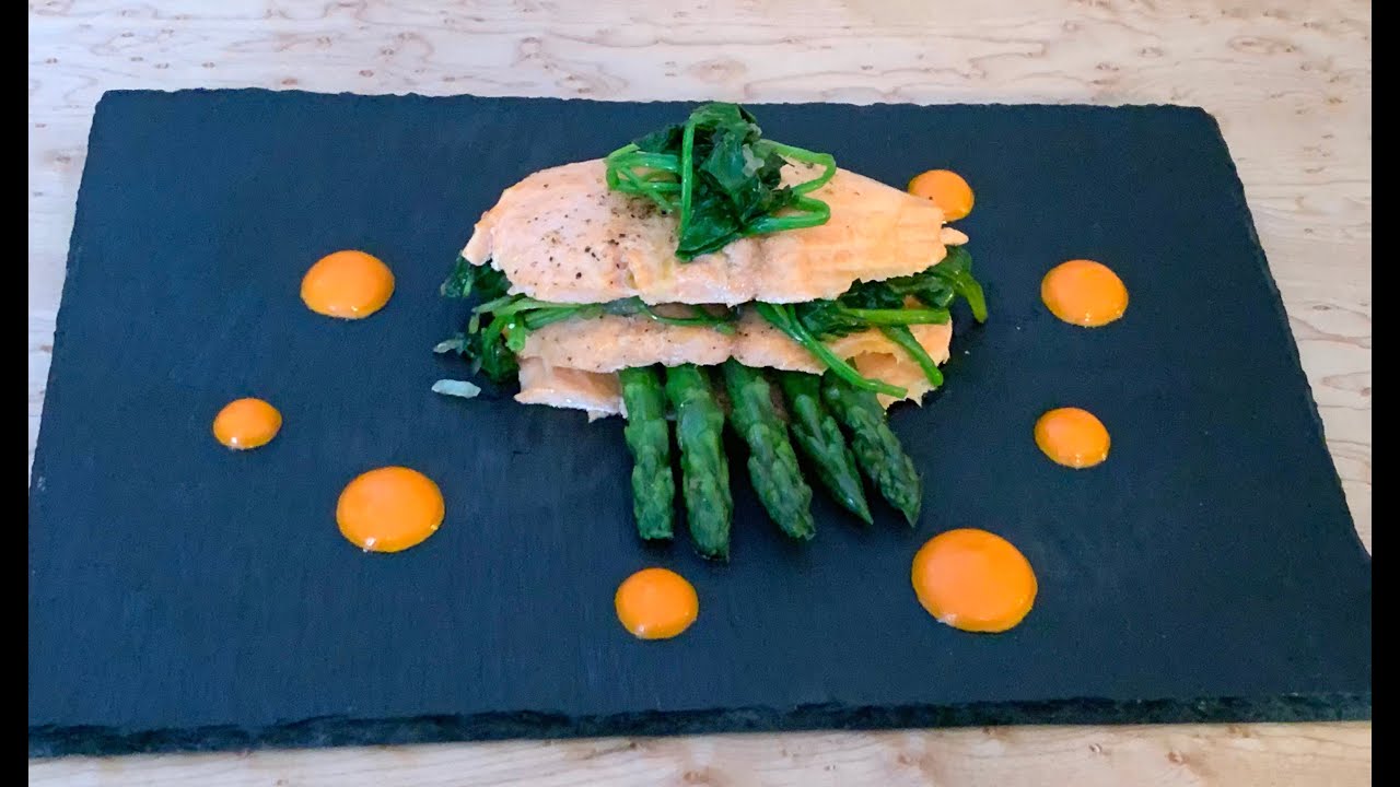 Millefeuille de truite aux épinards, coulis de poivron