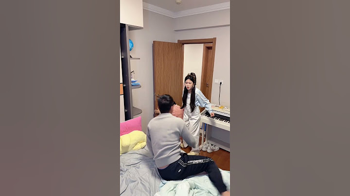 妈妈又被坏蛋爸爸欺负，姐妹俩拿武器暴揍爸爸！#保护妈妈 #funny #高能段子手 #搞笑