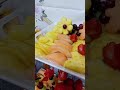 Decoracion de fruta para baby shower con flores de fresa y piña.