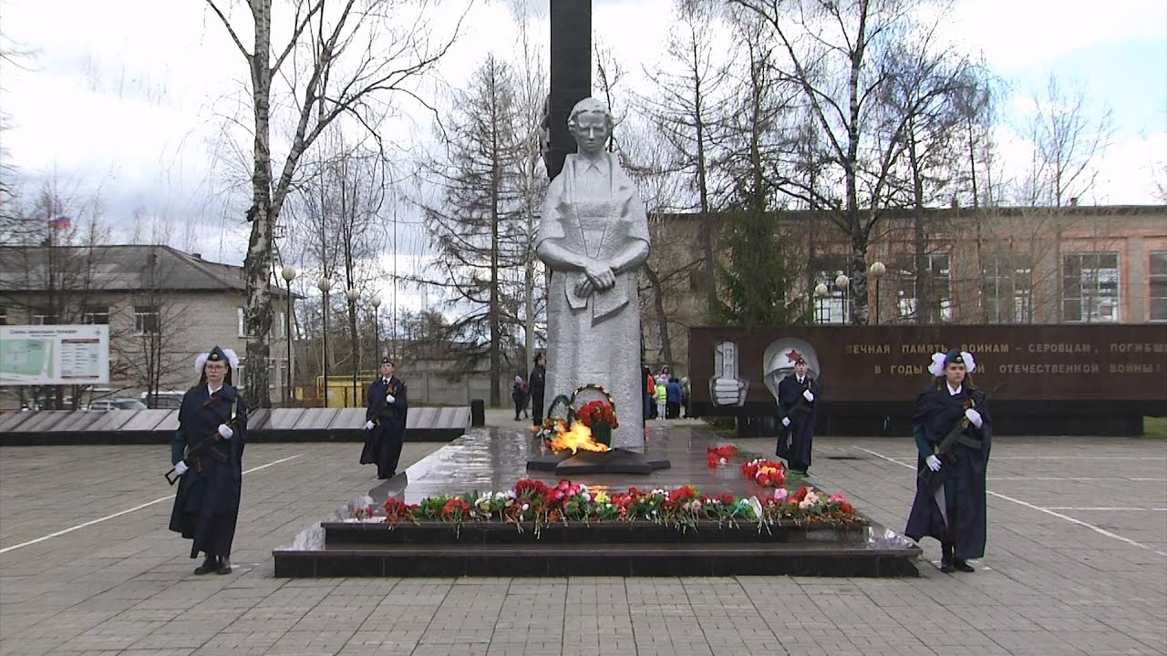 Традиционная «Вахта памяти» в Серове: школьники несут почётный караул у мемориала #серовтв #серов