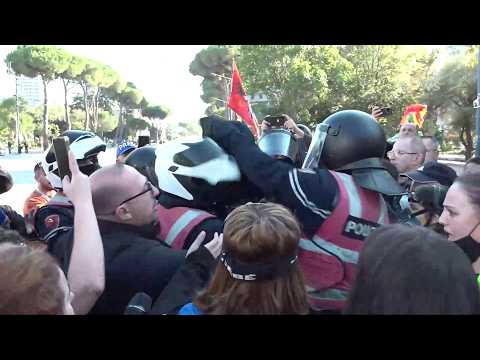 Korreshi futet mes policëve, i shpëton të riun nga duart e tyre, ndërsa ai largohet me vrap