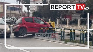 Aksident Në Durrës Makina Përfundon Mbi Barrierat Mbrojtëse Të Rrugës Plagoset Drejtuesi