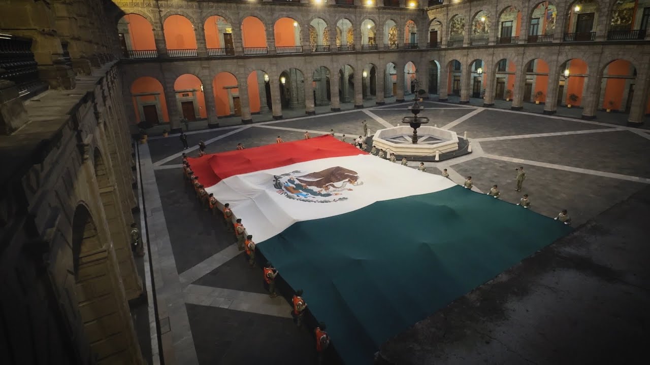 Resguardo de la bandera de México en Patio Central de Palacio Nacional