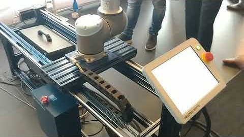 Seventh axis for universal robots