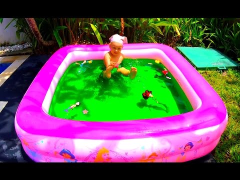 Video: The Little Mermaid!: Nag-flash Ang Eva Kanchelskis Ng Kanyang Mga Form Sa Isang Magandang Swimsuit Sa Pool Malapit Sa Mansion