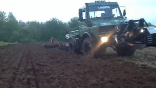 Unimog 1600   beim pflügen 3