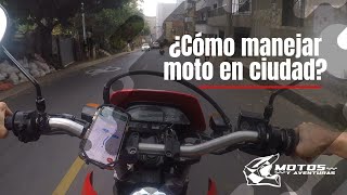 Manejar moto en ciudad