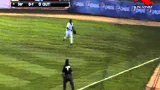 Extraordinaria atrapada del cubano Adonis García para poner out al Cachi Salazar