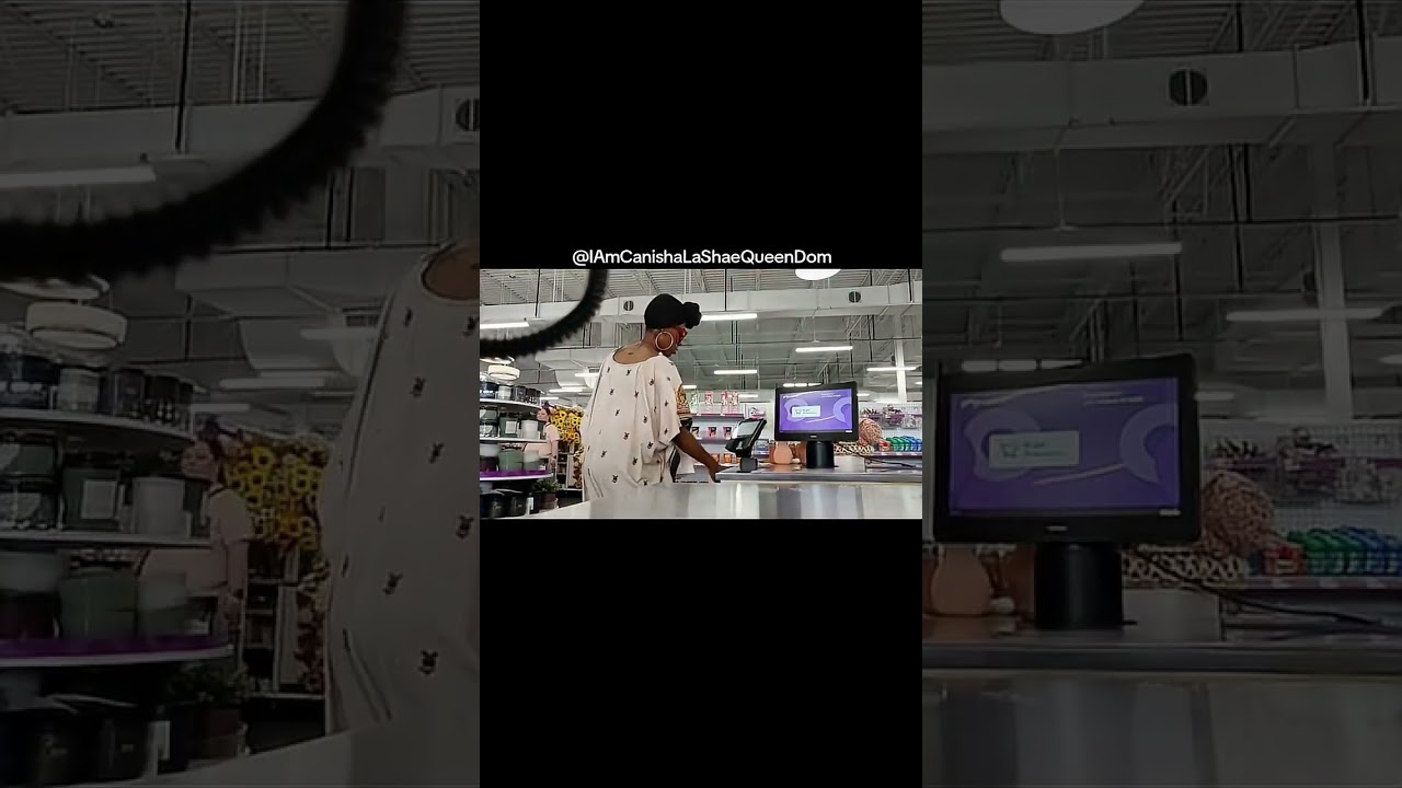 LOOK AT THIS 😂 she in PUBLIC with it 