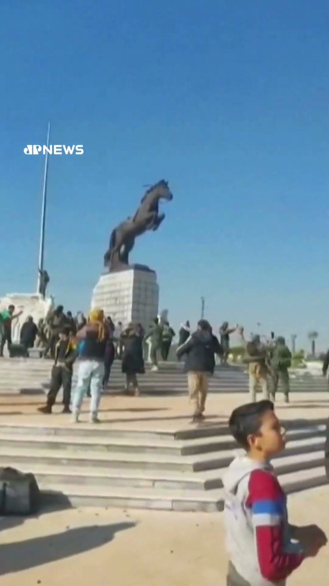 Estátua do irmão de Bashar al-Assad é derrubada por rebeldes em Alepo #shorts