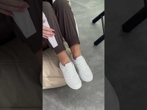 Базові шкіряні білі кросівки на потовщеній підошві доступна ціна, видео 1