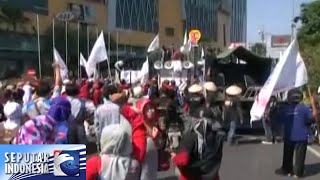 Download lagu Buruh Tuntut Perbaikan Upah [Sindo Pagi] [20 Nov 2015]