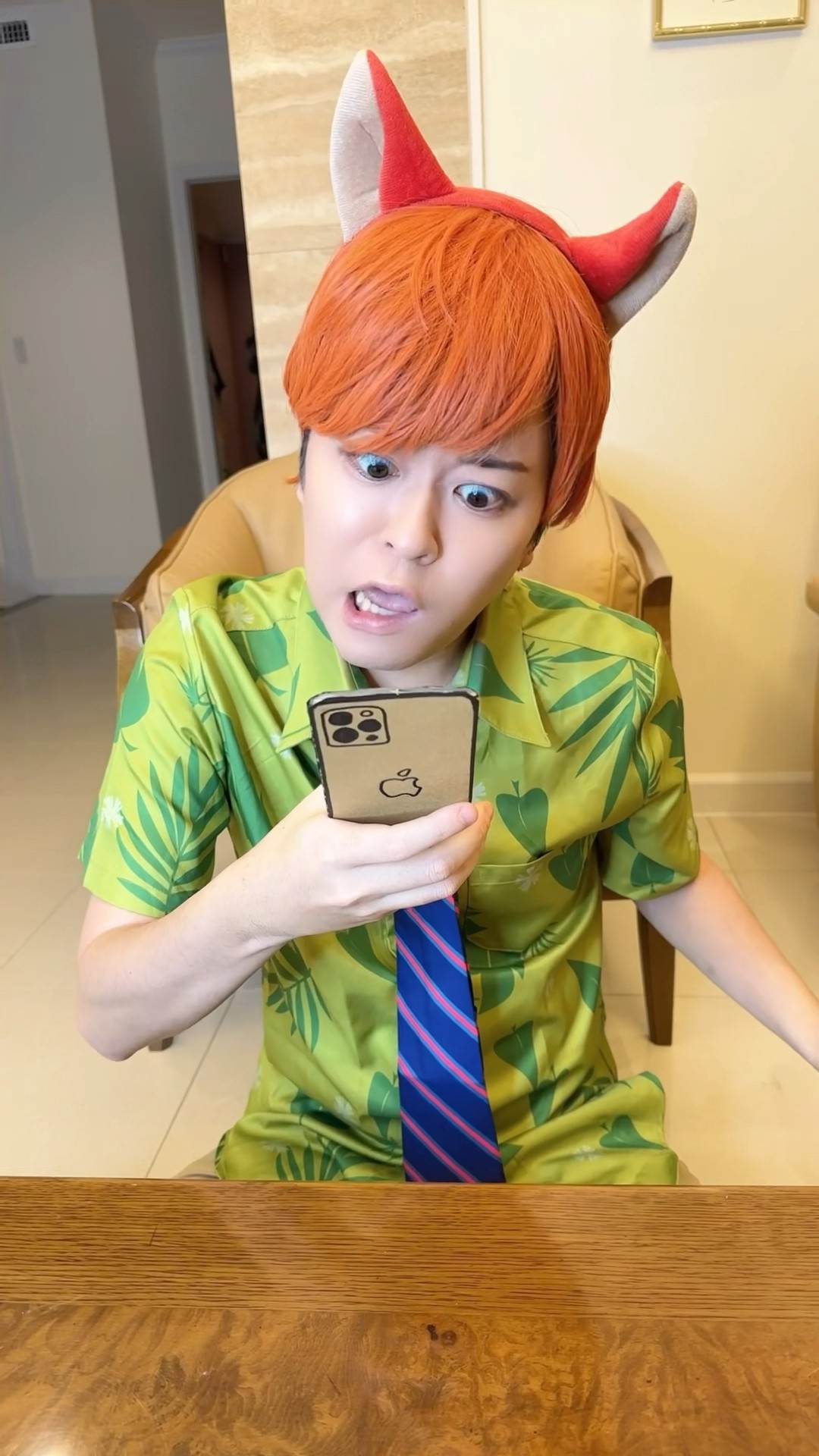 TAKE A PICTURE WITH A CARDBOARD IPHONE！#asmr