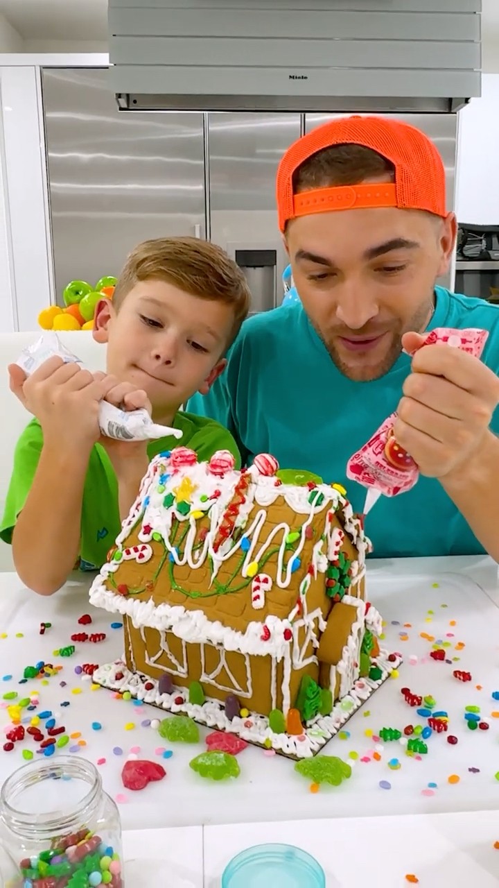 Kids learn how to decorate Gingerbread house!
