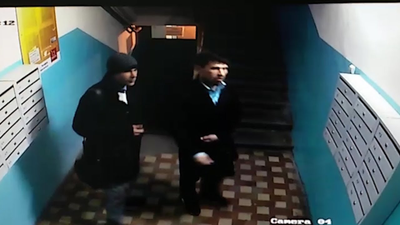 камера в подъезде. кражи в подъездах. велосипед в подъезде. детальная съемка кражи велосипеда с подъезда. кража в подъезде.