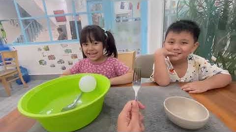 Tiếng Anh Phan Thiết: Annie and Kevin practice talking about Which objects will float or sink?