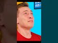 تسلقت سحلية أليفة على ساقي وجعلت شابا يضحك