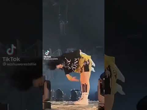 شوفو كيف بلي ايلش ترفع علم كوريا يا اخي ما سميتها بايسي عبث