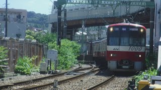 京急線7Dエアポート急行羽田空港行き1000形404〜401+1000形448〜445編成が神武寺第3踏切を走行！【令和4年6月26日日曜日】