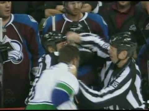 Willie Mitchell vs Cody McLeod Oct 3, 2009 - Sport...