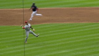 CIN@CLE: Suarez charges, makes barehanded play