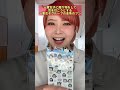 一軍女子に贈り物をする金魚のフン