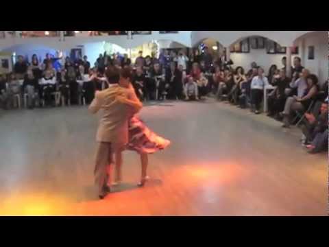 Yanina Bassi y Lucas Ameijeiras Bailarines BarrioTangoRoma 21-12-2012 scena 1 (milonga)