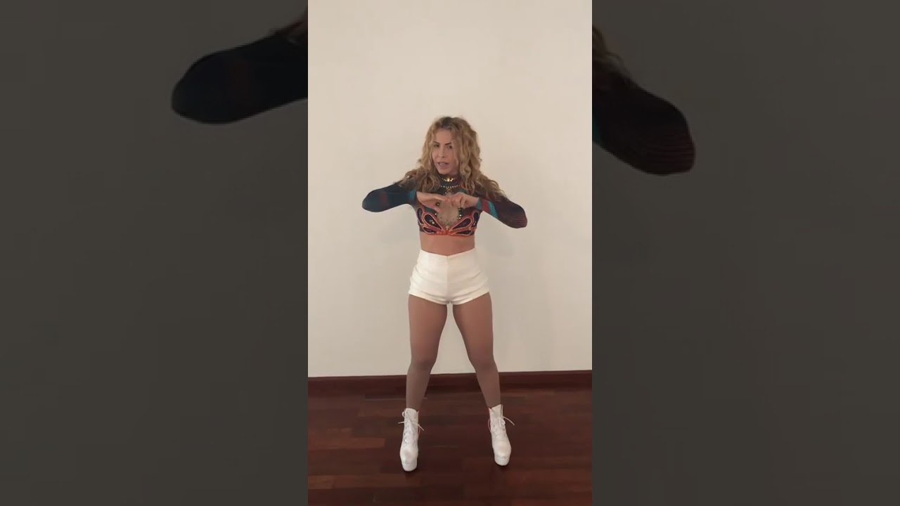 Joelma ensinando a coreografia de PRA TODO MUNDO VER.