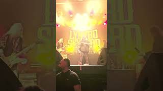 Joguei meu boné para o Johnny Van Zant! Depois ele me deu um novo do Skynyrd haha