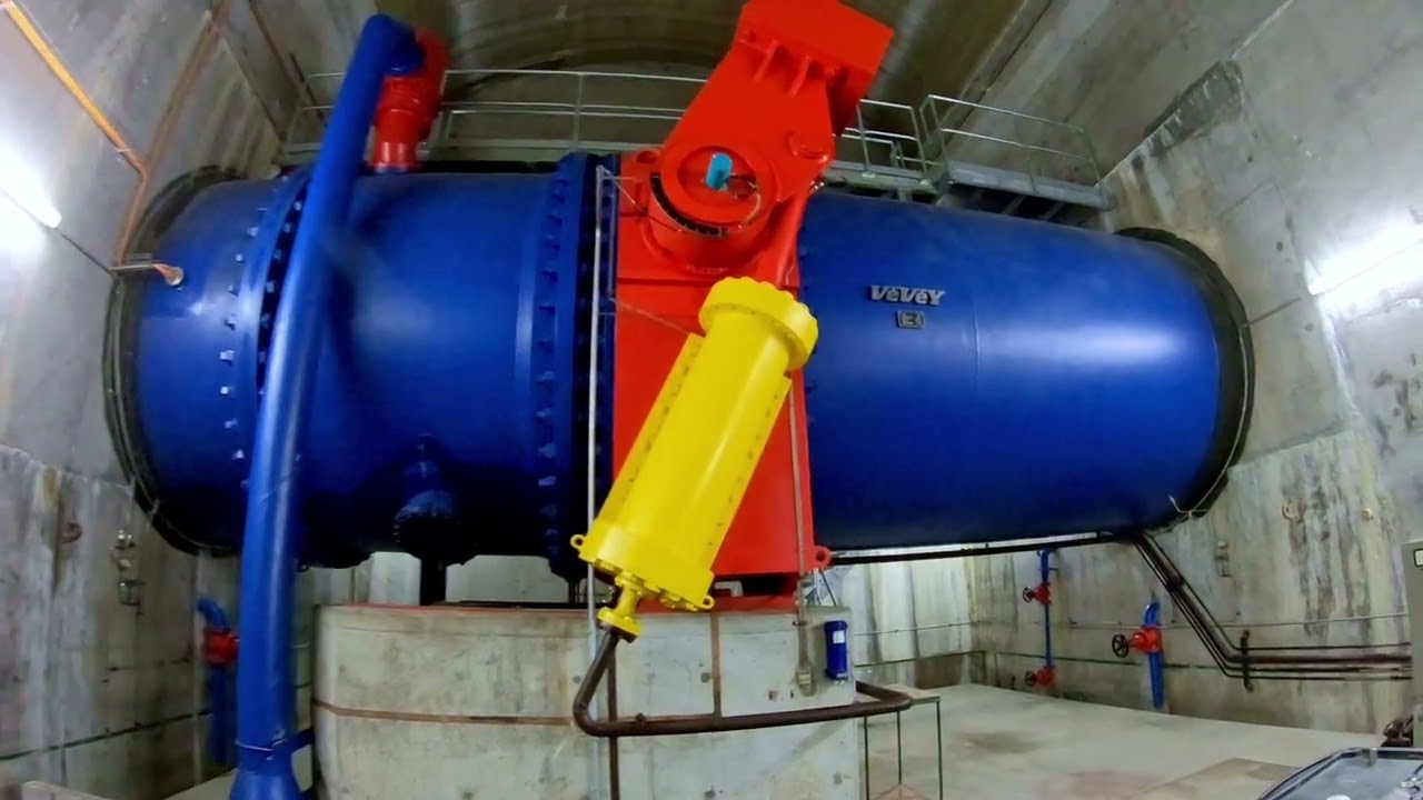 Fahrt zum Wasserschloss Mapragg und kleiner Rundgang. Drive to the surge chamber and a short tour.