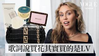 打開Miley Cyrus的Versace單肩包：「I can buy myself Louis Vuitton🌹」訂製姓名皮夾、超萬能「蘑菇刷」｜In The Bag｜Vogue Taiwan