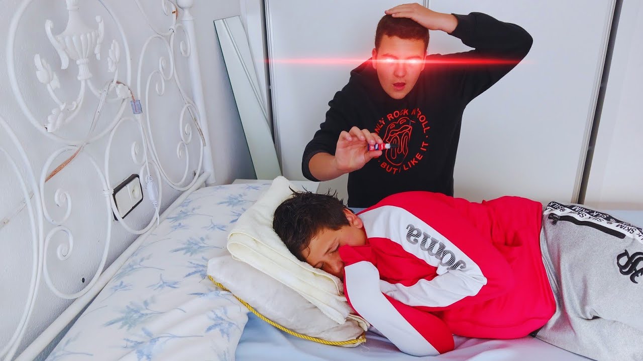 Le PEGO el PELO con PEGAMENTO a mi HERMANO *BROMA* - YouTube