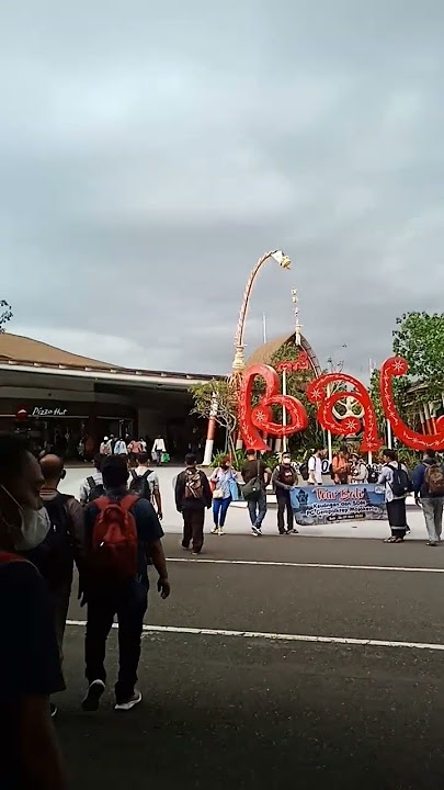 status WA/IG story baru aja sampai di bandara IGNR Bali. Keliatan tulisan Bali