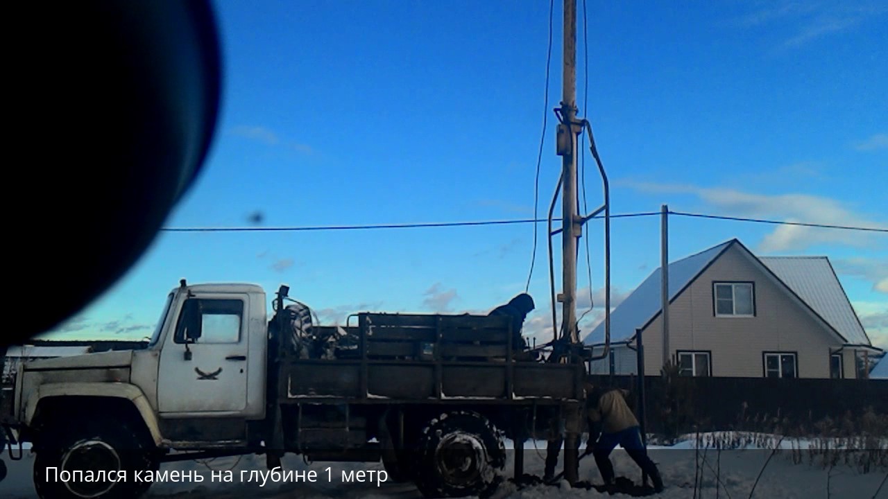 Установка железобетонного столба на участке для подключения ...