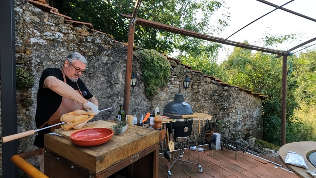 Poulet fermier rôti à la broche au brasero plancha, papillotes de légumes à la sarriette